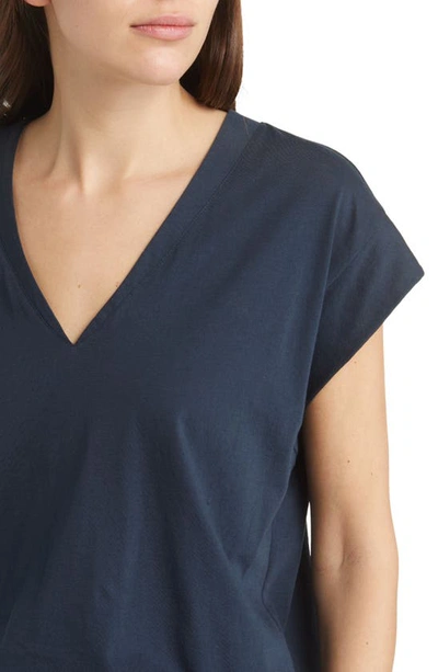 Frame Le High Rise V-neck Organic Pima Cotton T-shirt In Navy