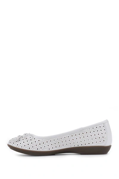Cliffs By White Mountain C31479w Womens Bow Manmade Flat Shoes In White Burnished Smooth