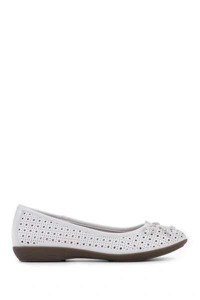 Cliffs By White Mountain C31479w Womens Bow Manmade Flat Shoes In White Burnished Smooth