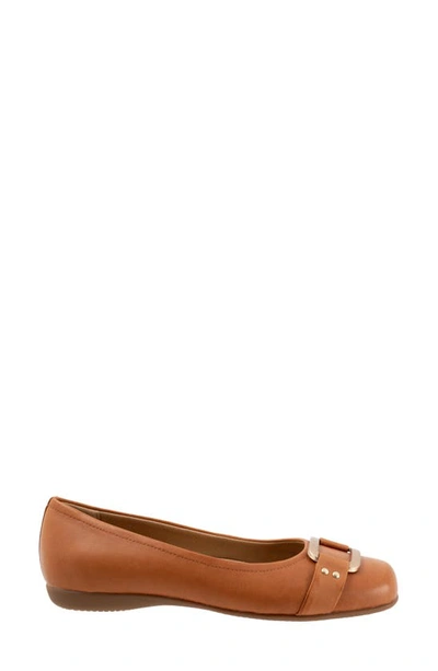 Trotters Extra Wide Width Sizzle Flat In Brown