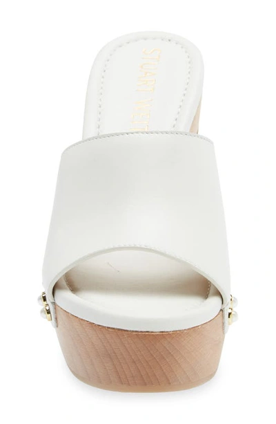 Stuart Weitzman Pearl Clog 85 Sandals In White.