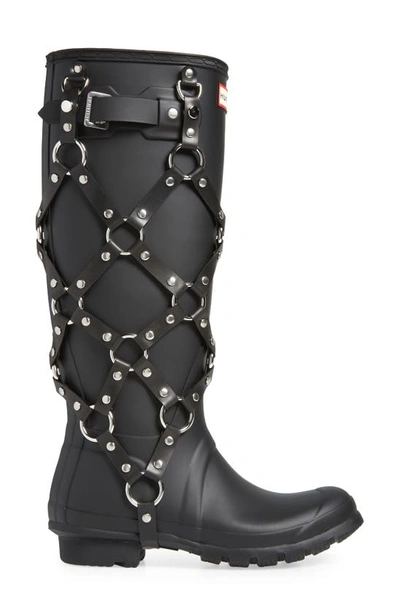 Shop Noir Kei Ninomiya X Hunter Original Tall Studded Harness Waterproof Rain Boot In Black