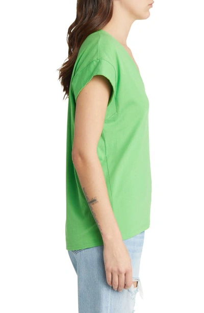 Shop Frame Le Mid Rise V-neck Tee In Bright Peridot