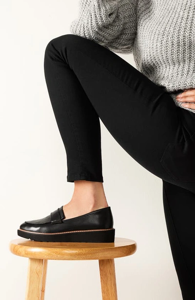 Naturalizer Adiline Loafer In Navy