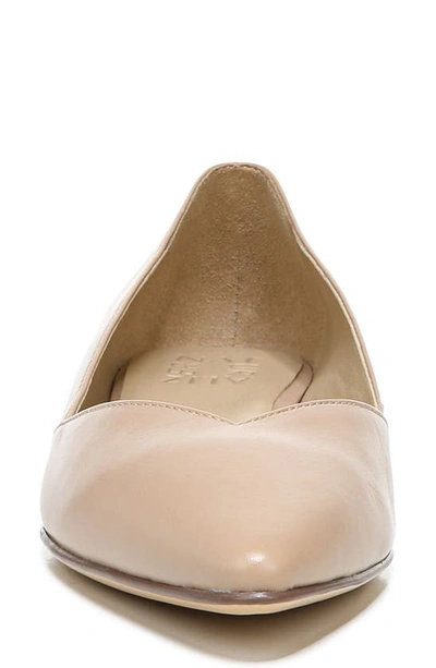 Naturalizer Havana Womens Pointed Toe Flats In Creme Brulee