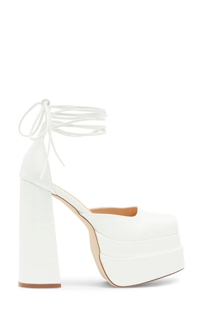 Chase & Chloe Wolfe 2 Croc Embossed Platform Pump In White Croc