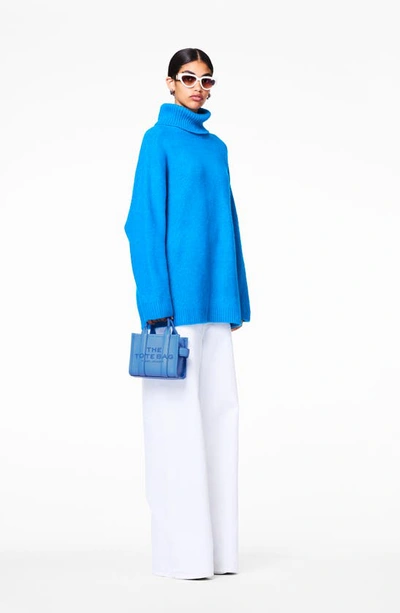Shop Marc Jacobs The Leather Crossbody Tote Bag In Spring Blue