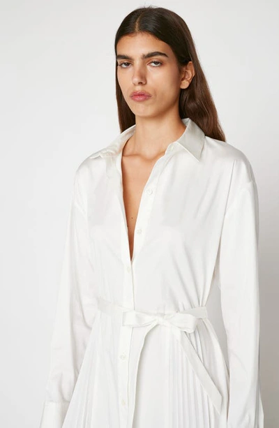 Shop Frame Pleated High-low Stretch Cotton Shirtdress In Blanc