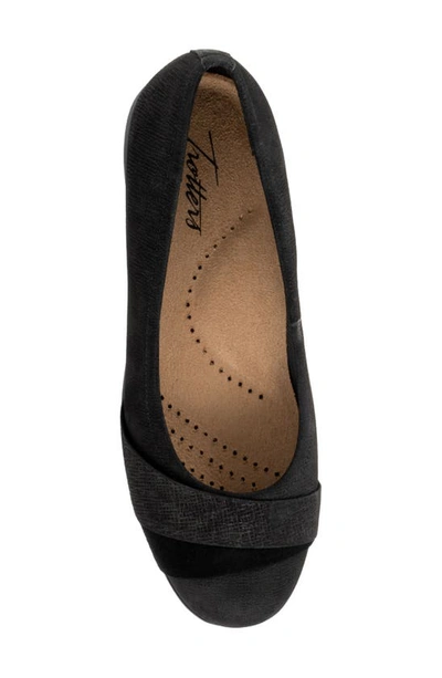 Trotters Danni Leather & Suede Flat In Black Nubuck