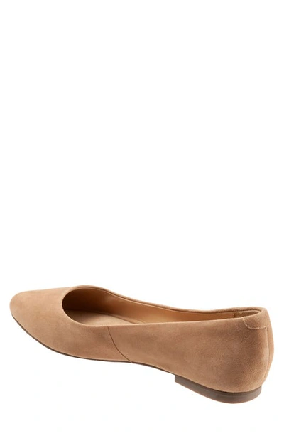 Trotters Estee Flat In Camel Suede