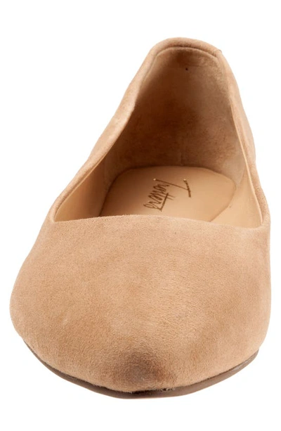 Trotters Estee Flat In Camel Suede