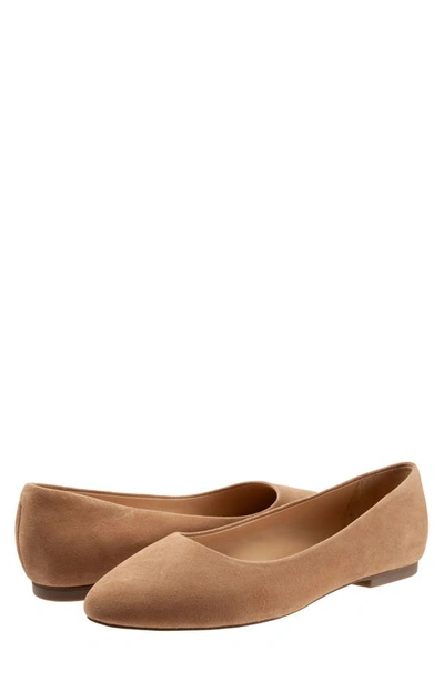 Trotters Estee Flat In Camel Suede
