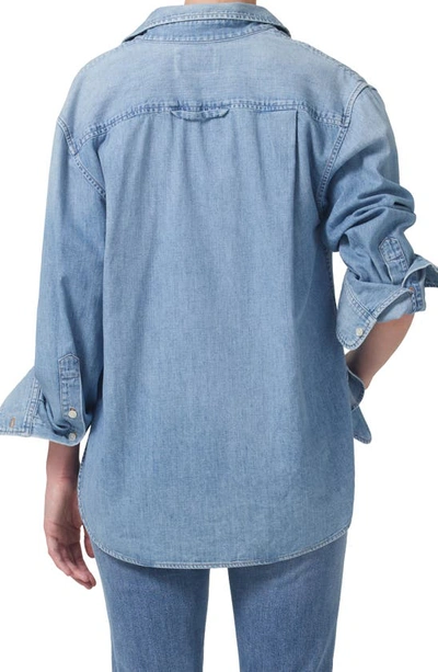 Shop Citizens Of Humanity Kayla Shrunken Denim Button-up Shirt In Tide