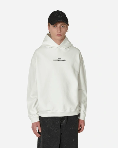 Shop Maison Margiela Reversed Logo Hooded Sweatshirt Off White In Beige