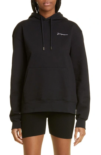 Shop Jacquemus Le Sweatshirt Brodé Embroidered Logo Organic Cotton Hoodie In Black