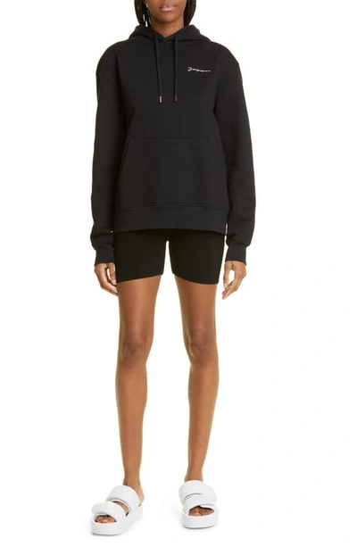 Shop Jacquemus Le Sweatshirt Brodé Embroidered Logo Organic Cotton Hoodie In Black