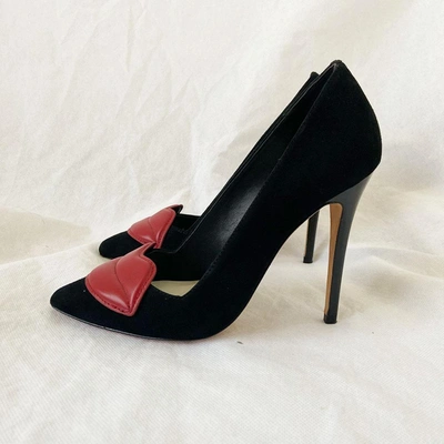 Pre-owned Alice And Olivia Alice + Olivia Darra Lips Suede Pumps, 35 In Used / 35 / Black