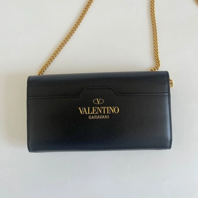 Pre-owned Valentino Garavani Rockstud Wallet On Chain In Textured Leather In Default Title