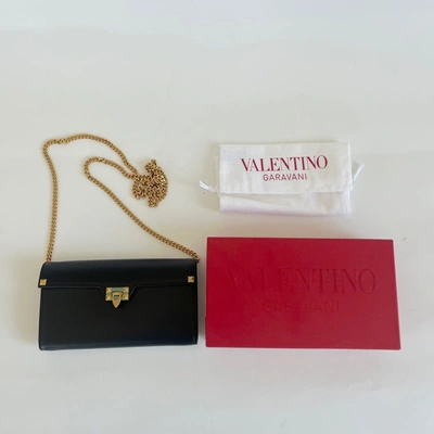 Pre-owned Valentino Garavani Rockstud Wallet On Chain In Textured Leather In Default Title