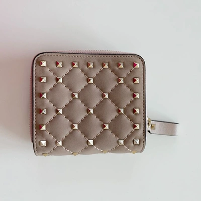 Pre-owned Valentino Garavani Valentino Rockstud Free Spike Pink Leather Small Zipper French Compact Wallet In Default Title