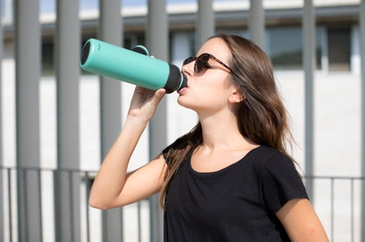Lekue Insulated Bottle To Go, 16.9-ounce, Turquoise In Blue