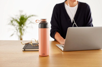 Shop Lekue Insulated Bottle To Go, 16.9-ounce, Coral In Pink