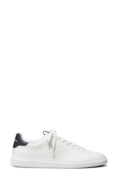 Shop Tory Burch Double T Howell Court Sneaker In White / Perfect Navy