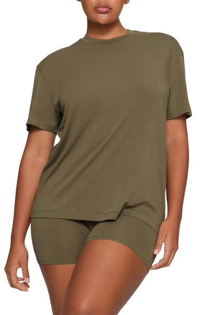 Shop Skims Boyfriend T-shirt In Army