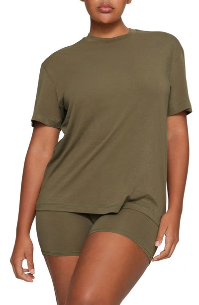 Shop Skims Boyfriend T-shirt In Army