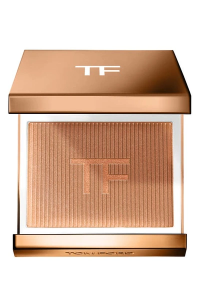 Shop Tom Ford Soleil De Feu Shimmering Highlighter Powder In Oasis