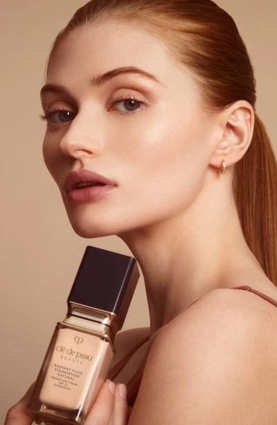 Clé De Peau Beauté Radiant Fluid Natural Foundation In O30 - Medium Ocher
