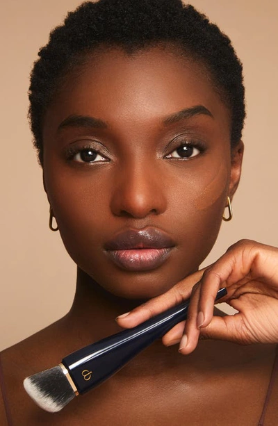 Clé De Peau Beauté Radiant Fluid Natural Foundation In O70 - Medium Deep Ocher