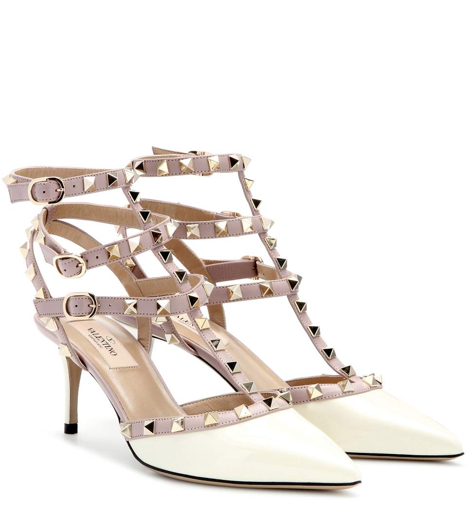 rockstud pointy toe pump