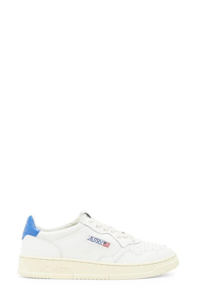 Shop Autry Medalist Low Sneaker In Leather White/ Blue