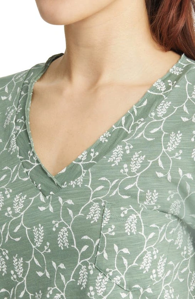Caslon Short Sleeve V-neck T-shirt In Green Dune- Ivory Vines