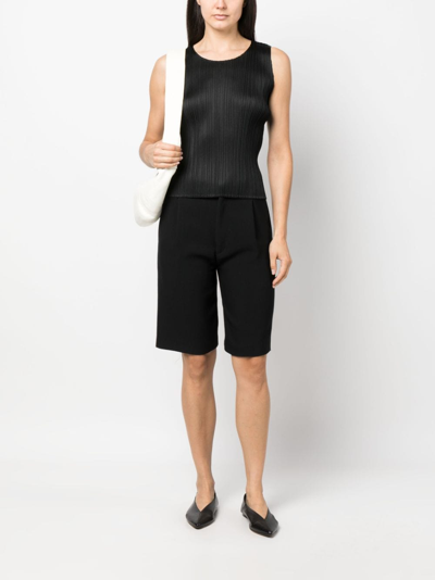 Issey Miyake Sleeveless Pleated Top In Schwarz