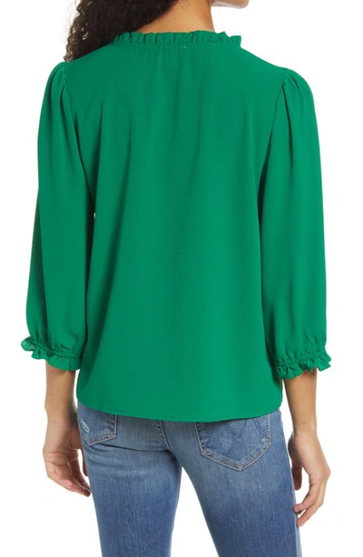 Cece Ruffle V-neck Blouse In Green