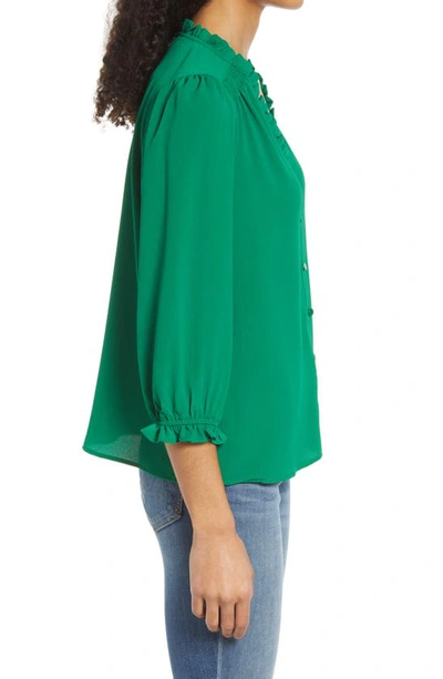 Cece Ruffle V-neck Blouse In Green
