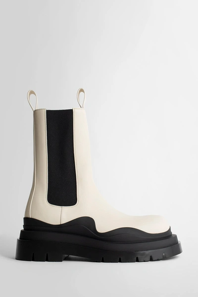 Shop Bottega Veneta Man Off-white Boots