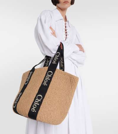Chloé Woody Logo Embroidered Top-handle Bag In Beige