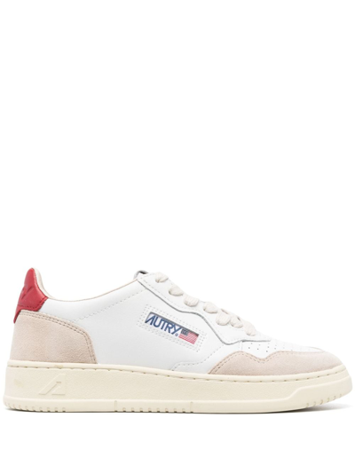 标贴系带运动鞋