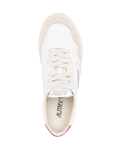 标贴系带运动鞋