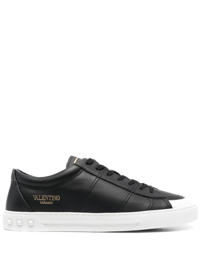 Shop Valentino Garavani Sneakers In Nero/bianco