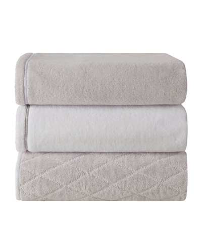 Shop Yves Delorme Duetto Brume Hand Towel (55cm X 100cm) In Brume/blanc