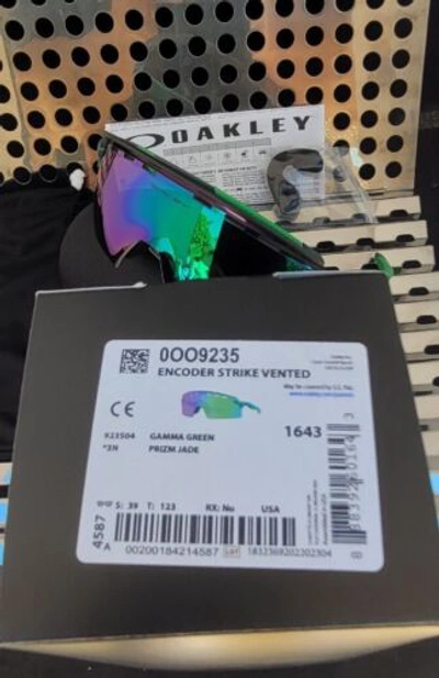Pre-owned Oakley Encoder Strike 9235-0439 Sunglasses Gamma Green W/ Prizm Jade Vented