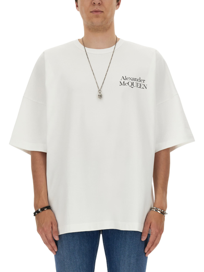 Shop Alexander Mcqueen T-shirt Logo In Bianco
