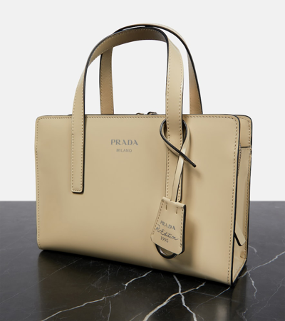 Prada Tote Re-edition 1995 Medium Aus Leder In Beige