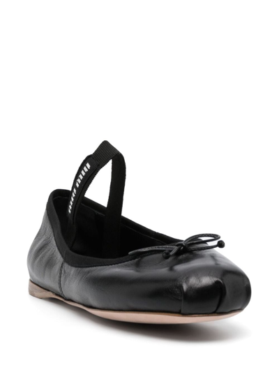 Shop Miu Miu Logo-print Leather Ballerina Shoes In Schwarz