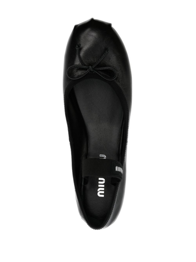 Shop Miu Miu Logo-print Leather Ballerina Shoes In Schwarz