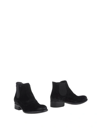 Manas Ankle Boots In Black